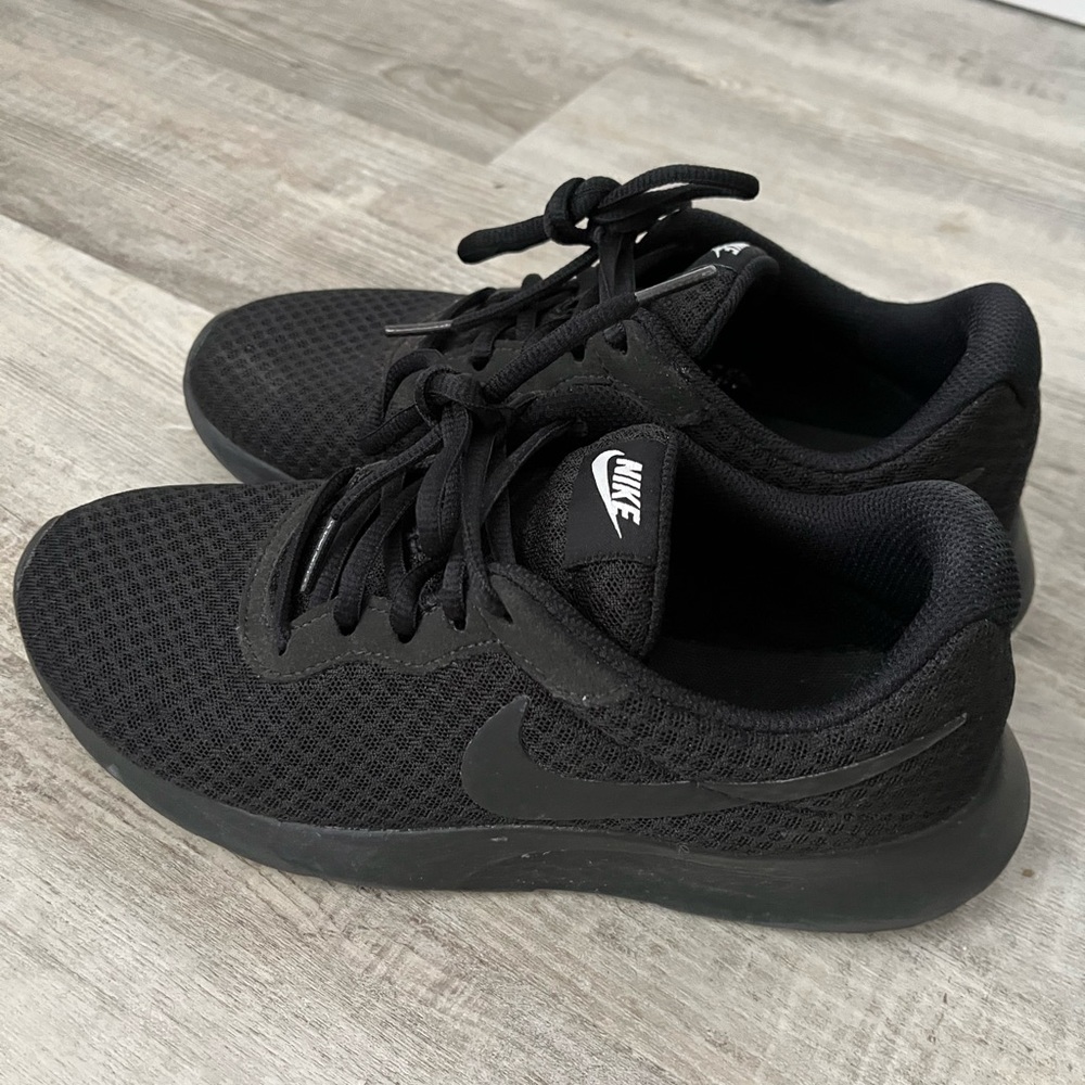 Nike black Tanjun Women's 7.5